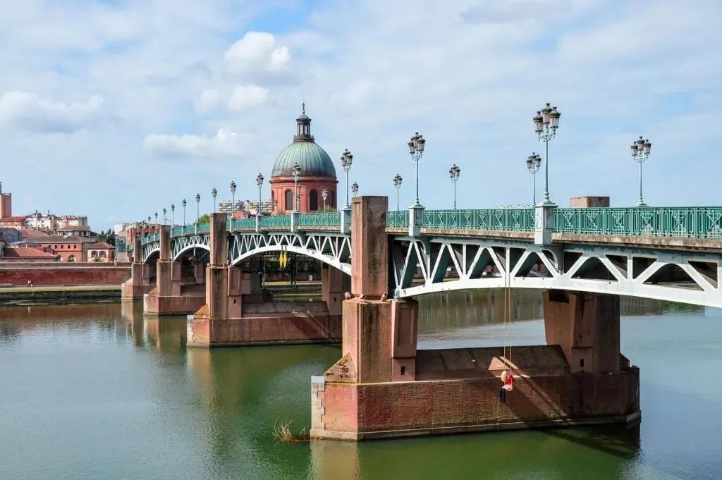 Vue sur le pont Saint-Pierre et le dôme du Grave à Toulouse.