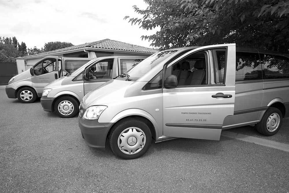 trois corbillard devant chambre funeraire