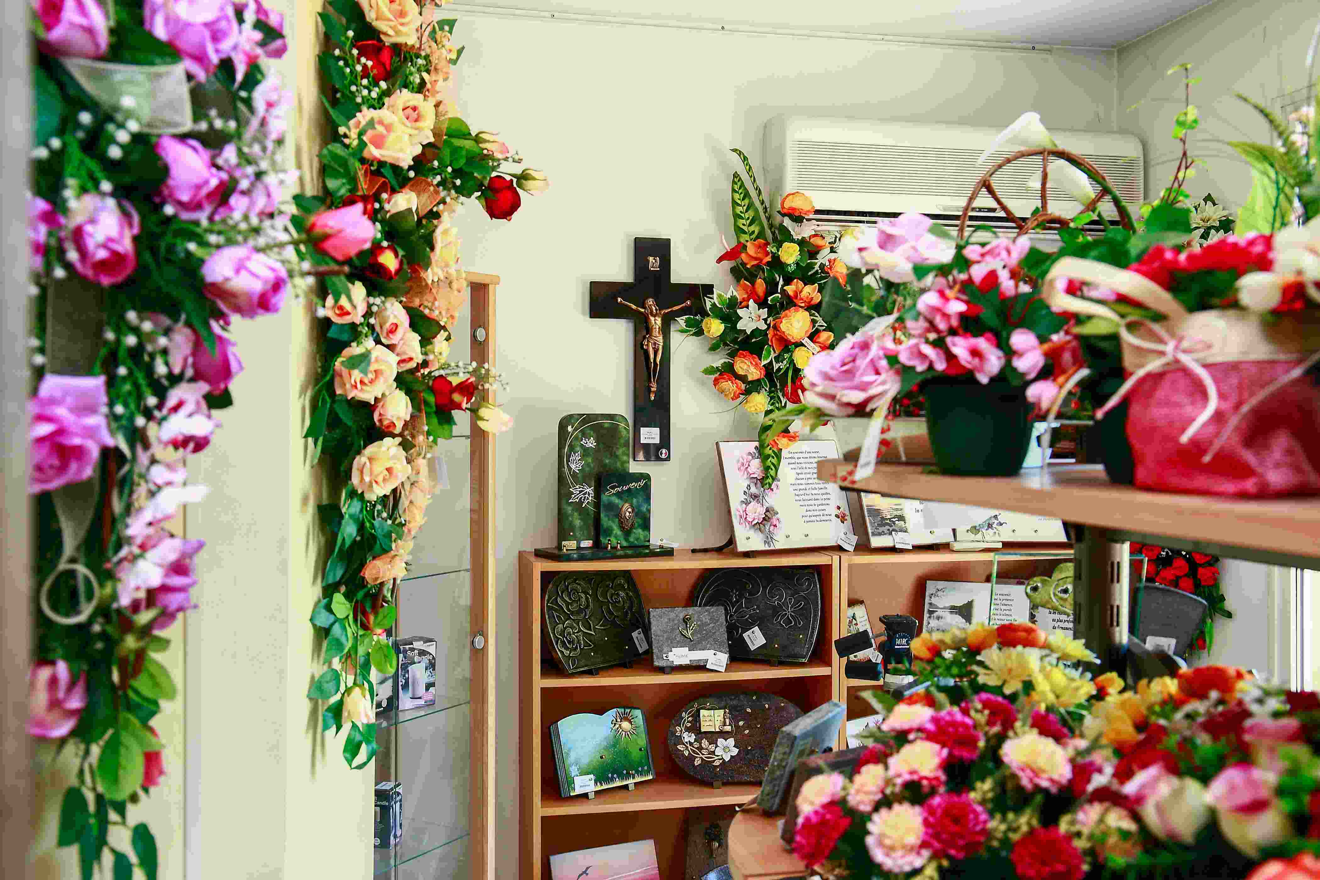 bouquets fleurs et plaques funeraires