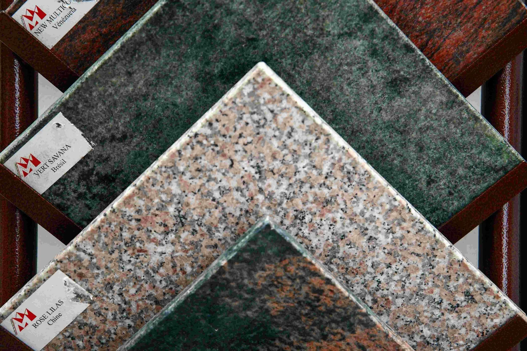 Échantillons de plaques de granite de différentes couleurs et origines.